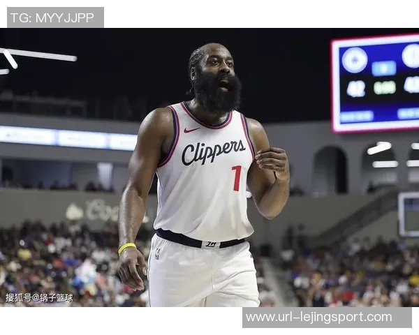 快船客场挑战国王小卡哈登卫衣亮相科林斯酷炫登机照曝光