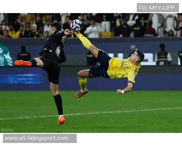 菲利克斯头球破门助利雅得胜利领先对手一球展现自信风采